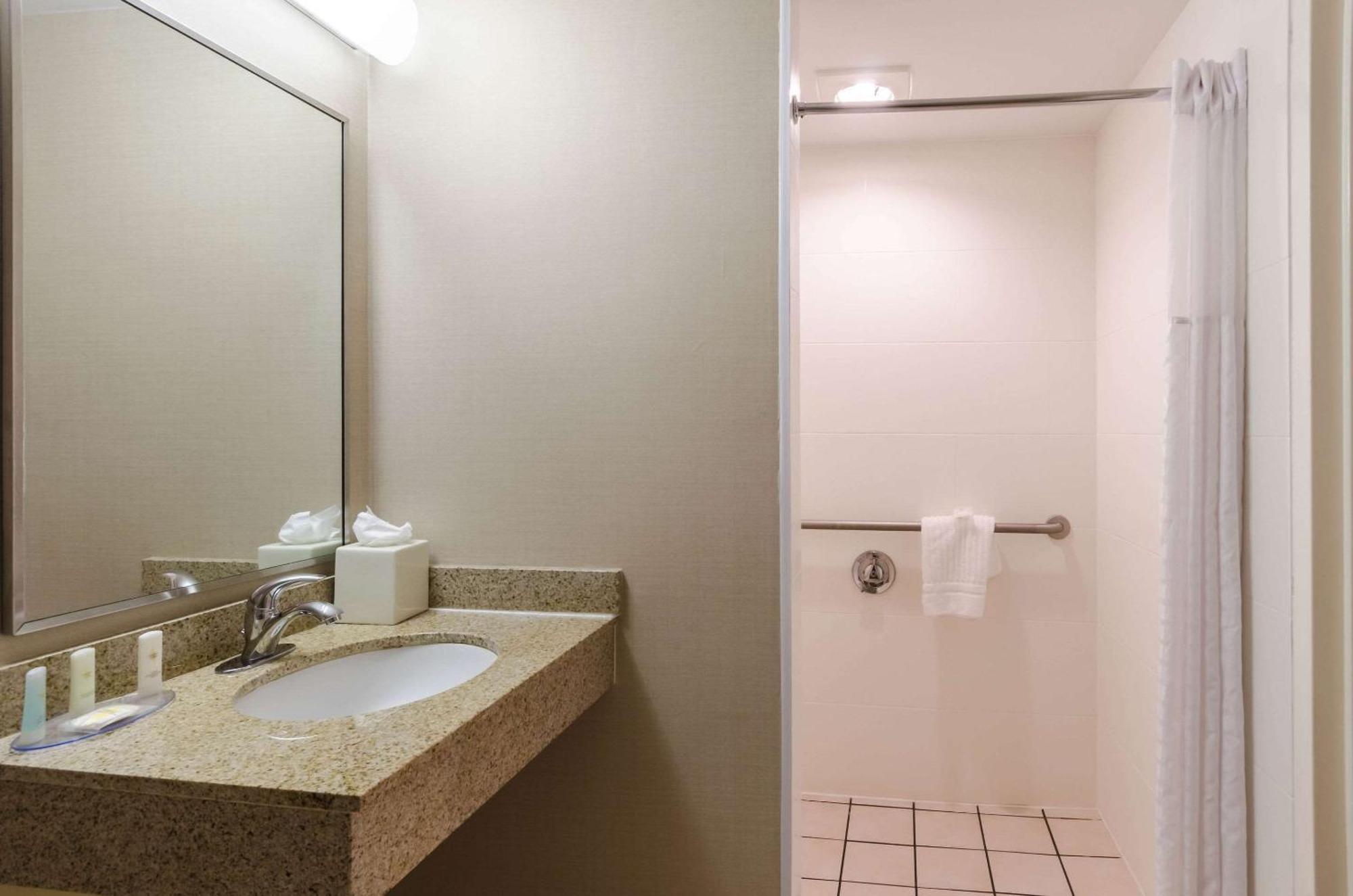 Comfort Inn Randolph-Boston Eksteriør billede